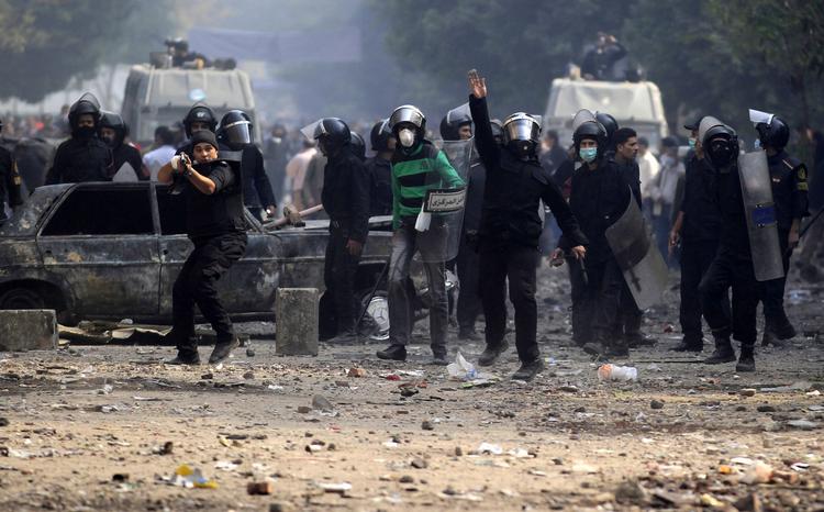 HÅRDHÆNDEDE. Det egyptiske politi sætter hårdt mod hårdt overfor demonstranterne på Tahrirpladsen. 