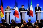 Krisesnak. Pilen har peget mod Italien - her personificeret ved den nye ministerpræsident, Mario Monti (th.) - når eurokrisen har været til debat. Nu må også Tyskland og Merkel (tv.) vænne sig til at stå for skud. 
