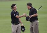 Top. Graeme McDowell og  Rory McIlroy (t.v.) gik med fire slag under par dagens bedste runde på Hainan Island. 