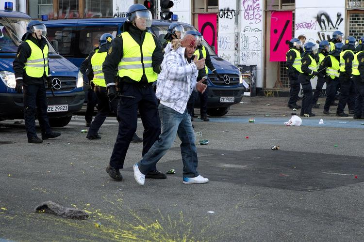 Ballade. Når FCK og Brøndby mødes, er der næsten garanti for uroligheder og fyldte mandskabsvogne. Det skal fremover koste klubberne penge, mener Venstre. 