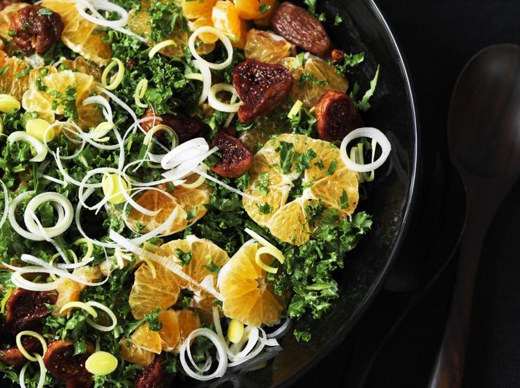 Fulde figner. Det er de fordrukne figner, som gør salaten til noget specielt, og den kan sagtens være årets salat til den traditionelle julemad med and og flæskesteg. Grønkål kan erstattes med 200-300 g rødkål, eller du kan bruge en blanding af de to. 