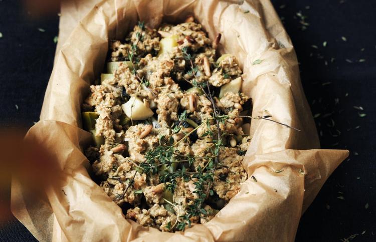 Genial idé. Det er min kollega her på siderne, Carsten Kyster, som har fået den geniale ide at lave en smuldrekage til det salte køkken. Dette er så min version. Du kan variere med alle slags rodfrugter, græskar og løg her i vintermånederne. Tærten smager også godt med en yoghurtdressing, f.eks. rødbedetzatziki. 