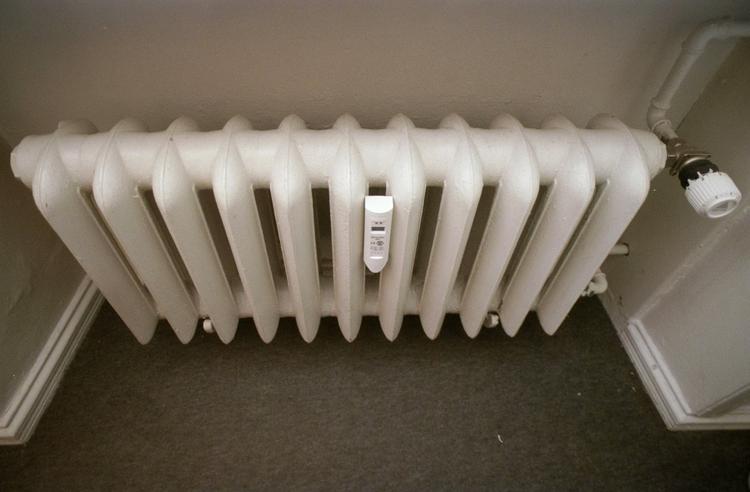 VARME. For fremtiden skal varmen i radiatoren ikke komme fra et oliefyr i kælderen, men fra fjernvarme eller en varmepumpe. 