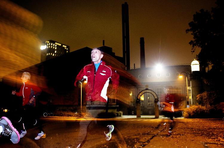 FARTGLÆDE. Det øde,  men veloplyste parkeringsområde på Carlsberg   fungerer som træningsbane for Valbyløberne, når de træner hurtige og effektive 10-20-30-intervaller. 