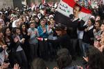 Støtte. Syriens præsident Bashar al-Assad er ikke uden tilhængere. Samtidig med at et oprør mod ham raser, laver hans støtter moddemonstrationer. 