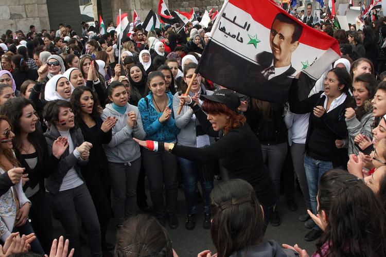 Støtte. Syriens præsident Bashar al-Assad er ikke uden tilhængere. Samtidig med at et oprør mod ham raser, laver hans støtter moddemonstrationer. 