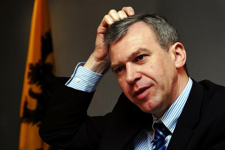 Den belgiske premierminister Yves Leterme afleverede sin afskedsbegæring fredag. 