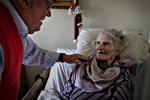 Ømt. Birgit på 94 år griner ofte sammen med kæresten Gert, selv om hun måske ikke forstår så meget mere. 