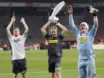 Vindere. Tilfredse Borussia Mönchengladbach-spillere fejrer sejren sammen med de tilrejsende fans. 