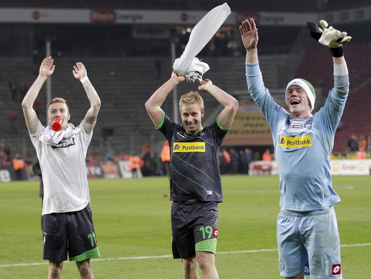 Vindere. Tilfredse Borussia Mönchengladbach-spillere fejrer sejren sammen med de tilrejsende fans. 