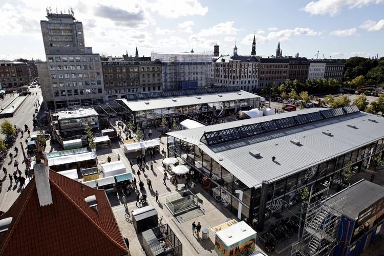 Dansk. I The Monocle Denmark Survey 2012 bliver Torvehallerne i København præsenteret side om side med det nordiske køkken og andre danskheder. 