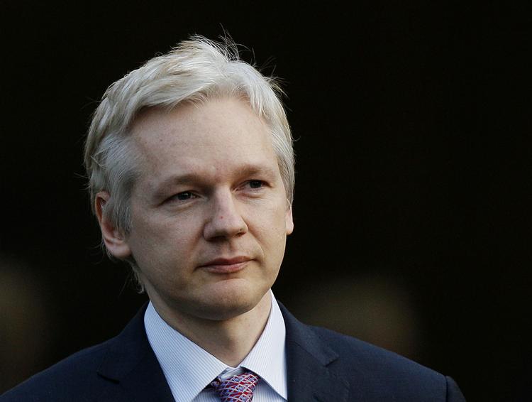 Usympatisk. Julian Assange evner at kombinere en ekstrem selvhøjtidelighed med en lige så ekstrem paranoia. 