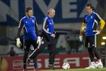 Kontroversielt. Tony Pulis (i midten) er træt af skænderier med dommere og vil gerne have mulighed for klarhed umiddelbart efter en kontroversiel dom - eller manglende dom. 