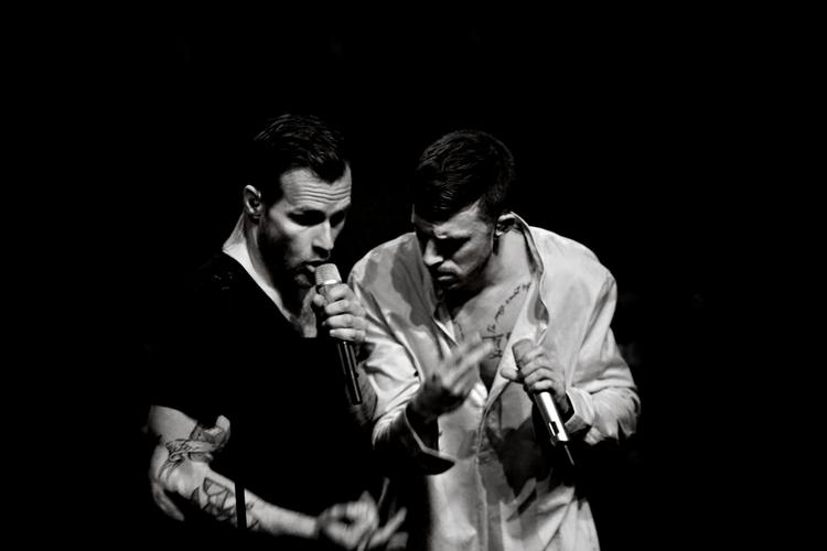 Fest. Nik &amp; Jay indtog Koncerthuset med en ambitiøst tredelt koncert, som inddrog både sal og foyer. 