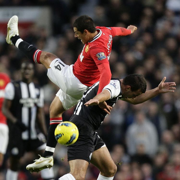 1-1. Javier Hernandez (øverst) scorede til 1-0 for United, men  Newcastle fik udlignet på et straffespark. 