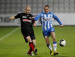 FC Midtjyllands Kristian Bak Nielsen forsøger at snuppe bolden fra Bashkim Kadrii fra OB. 