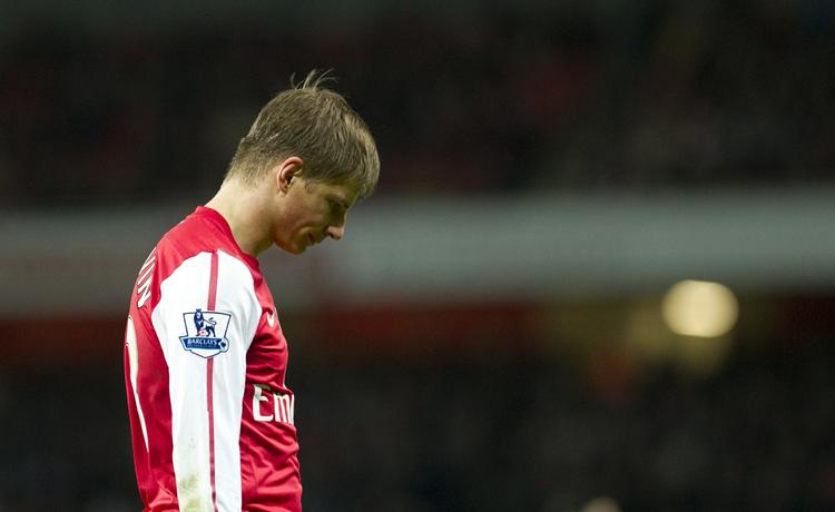 Arsenal's Andrey Arshavin hænger med hovedet i opgøret mod Fulham. Og hjemmeholdet virkede heller ikke lige så skarpe, som de har gjort i de seneste fem kampe i Premier League. 