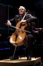 charmerende. Danske Toke Møldrup var knivskarp og sikker, da han satte sig med celloen til fredagens koncert sammen med Sjællands Symfoniorkester. 