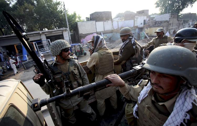 Oprustning. Vreden er stor i Pakistan efter angrebet på soldater, der angiveligt lå og sov. 