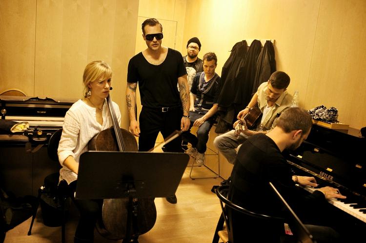 Tættere på himlen. Jay spilede guitar, og Nik sang, da de to stjerner og hele deres store hold af musikere, strygere, producere, pr-dame, booker og tourmanager rykkede ind i DR Byen tidligere på ugen for at lægge sidste hånd på weekendens tre ambitiøse koncerter. 