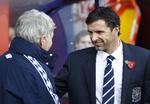 dødsfald. Landstræneren for Wales, Gary Speed (th) er død i en alder af 42 år. Her hilser han på Norges landstræner, Egil 'Drillo' Olsen i en landskamp 12. november. 