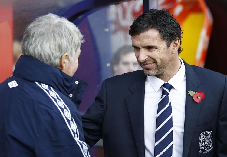dødsfald. Landstræneren for Wales, Gary Speed (th) er død i en alder af 42 år. Her hilser han på Norges landstræner, Egil 'Drillo' Olsen i en landskamp 12. november. 