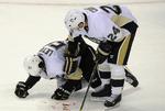 brækket. Pittsburgh Penguins' Kris Letang (tv) skal lige sunde sig, efter en kollission, hvor han brækkede næsen. Han kom tilbage på isen og afgjorde kampen. 