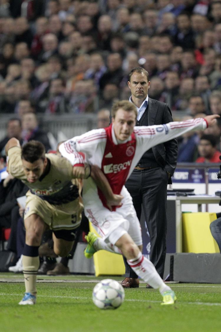 håneret. Ajax-træner Frank de Boer holder øje med sit danske stortalent, Christian Eriksen. 