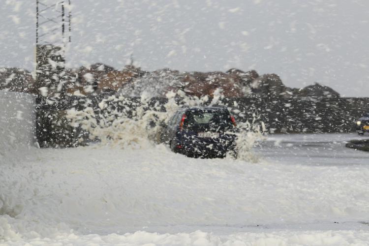 Efterår. Stormen har for alvor fået fat i Danmark. Her er det skumsprøjt fra Hirtshals på den jyske vestkyst. Samtlige færgeafgange er aflyst fra byen og flere steder i landet advarer politiet mod at opholde sig udendørs. 