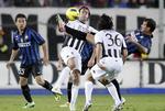 bundstrid. Inters forsvarer Dejan Stankovic (th) får ram på bolden omgivet af Siena-spillere i kampen i Serie A i dag. 