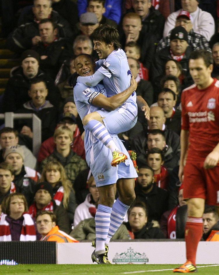 uafgjort. Manchester City åbnede bedst og kom foran 1-0 ved Vincent Kompany (tv), men Liverpool sluttede opgøret i førersædet. 