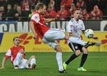 overraskelse. Bo Svensson (midt) sparker bolden væk for næsen af Bayerns Franck Ribery i Mainz-sejren. 