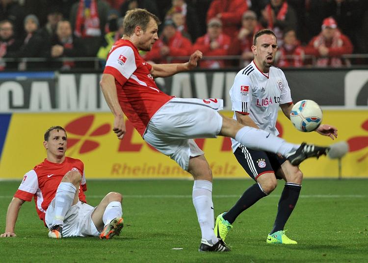 overraskelse. Bo Svensson (midt) sparker bolden væk for næsen af Bayerns Franck Ribery i Mainz-sejren. 