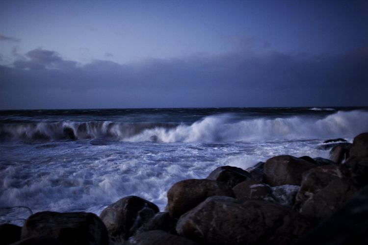 Efterårsstorm. Vinden river og flår over det meste af Danmark. Her er det havet ved Gilleleje, der viser tænder. 