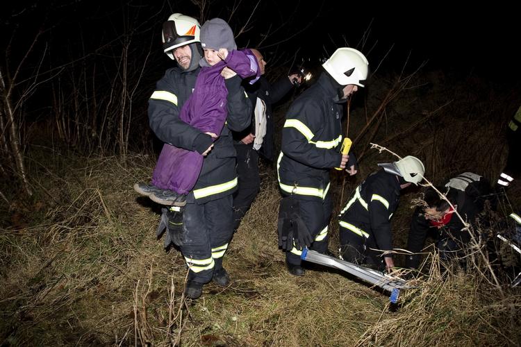 Brandfolk udstyret med lygter måtte vise vejen for de omkring 25 passagerer, der pludselig var strandet i et S-tog ude midt i en skov mellem Birkerød og Hillerød. 