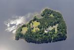 Virkelighed. 22. juli skød og dræbte Anders Behring Breivik 69 unge på den norske ø Utøya. Et dansk forfatterpar har slettet et lignende angreb fra deres bog af hensyn til ofrene.