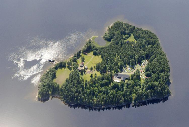 Virkelighed. 22. juli skød og dræbte Anders Behring Breivik 69 unge på den norske ø Utøya. Et dansk forfatterpar har slettet et lignende angreb fra deres bog af hensyn til ofrene.