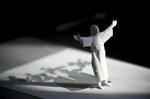Farlig? Jesus afbilledet i papirkunstværket  'Resurrection'. I Pakistan er man bekymret over om Jesus Kristius kan misbruges på mobiltelefonen. 
