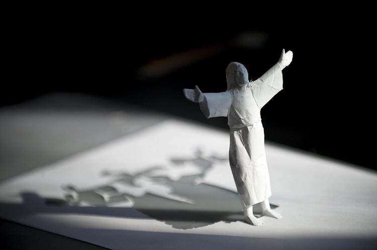 Farlig? Jesus afbilledet i papirkunstværket  'Resurrection'. I Pakistan er man bekymret over om Jesus Kristius kan misbruges på mobiltelefonen. 
