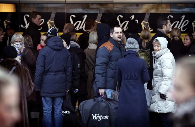 TILBUD. Det er et klart krisetegn i Danmark, når butikkerne fremrykker udsalget til før jul, mener ekspert. (Arkivfoto) 