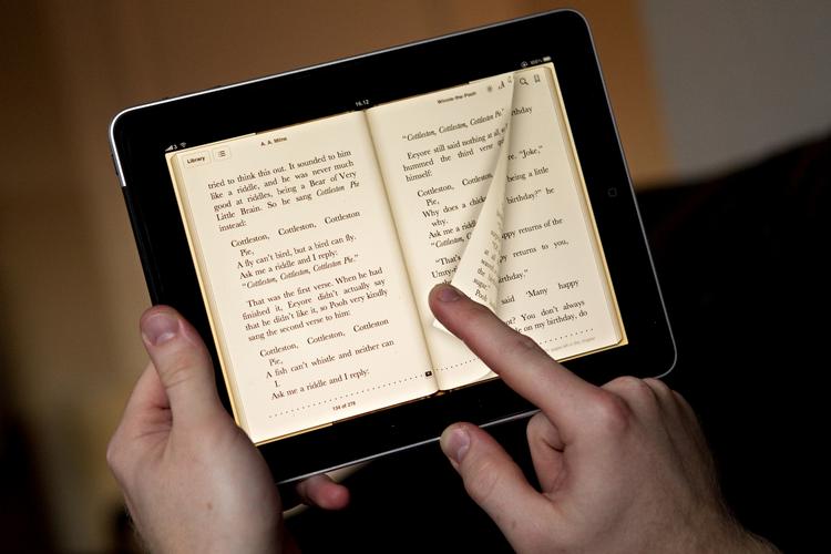 E-konkurrence. På Danmarks nye offentlige bibliotek for e-bøger, ereolen.dk, bliver det snart muligt at købe alle de nye elektroniske bøger ved at klikke på en knap. Bibliotekerne deler fortjenesten af salget med forlagene. 