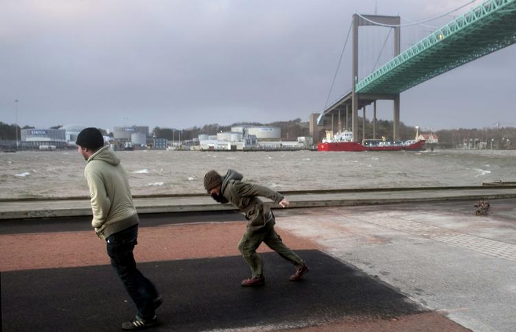 UVEJR. Svenskere i modvind nær Älvsborgbroen i Gøteborg under stormvejret. 