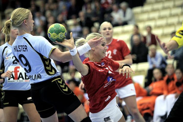 Med. Fem skadesramte danske spillere har meldt afbud til kvindernes VM-turnering, der begynder på fredag, men ikke Louise Spellerberg, der her er i aktion i en testkamp mod Holland. 