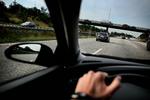 Benzin. Din bils benzinforbrug kan afhænge af, om du kører i medvind eller modvind. 