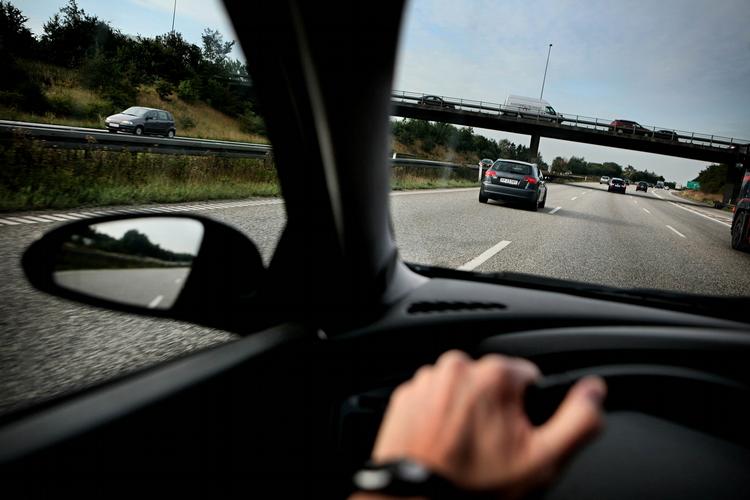 Benzin. Din bils benzinforbrug kan afhænge af, om du kører i medvind eller modvind. 