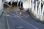 Katastrofe. Biler, busser og motorcykler styrtede i floden, da en 720 meter lang bro styrtede sammen i Indonesien. 