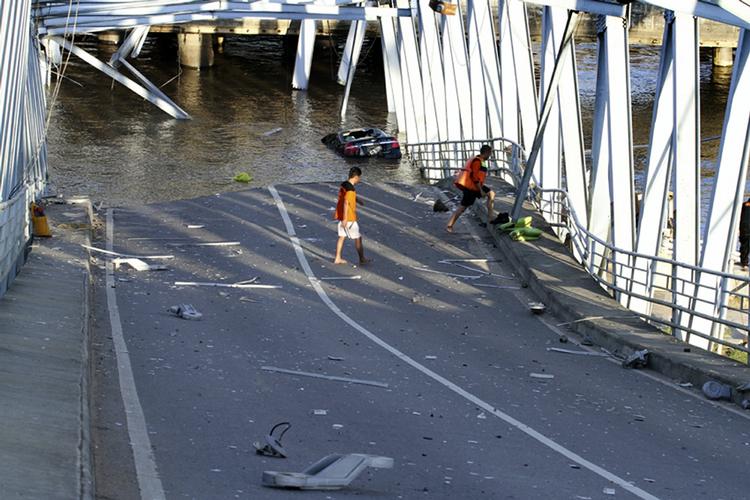 Katastrofe. Biler, busser og motorcykler styrtede i floden, da en 720 meter lang bro styrtede sammen i Indonesien. 