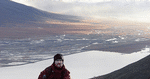 STORSLÅET. Læser Frederik Ancher Agergaard hviler ud på taburetten, hvorfra der er udsyn over Isfjorden og Svalbards sneklædte bjerge. 