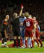 Ud. Det var tredje gang i bare 41 kampe for Manchester City, at Mario Balotelli måtte tidligt i bad. 