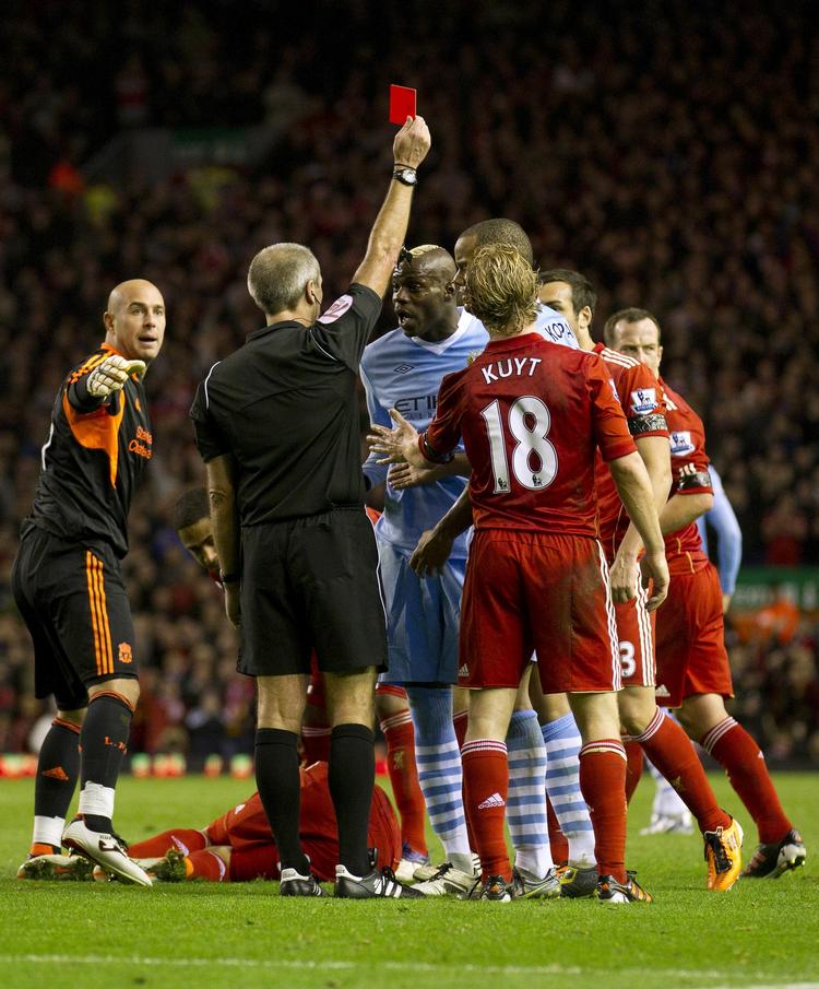 Ud. Det var tredje gang i bare 41 kampe for Manchester City, at Mario Balotelli måtte tidligt i bad. 